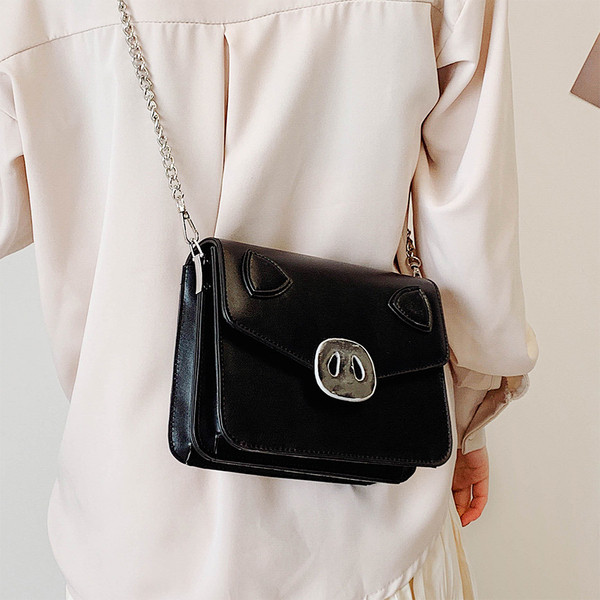 Модерна дамска чанта с метална и кожена верижка в бял,розов и черен цвят 