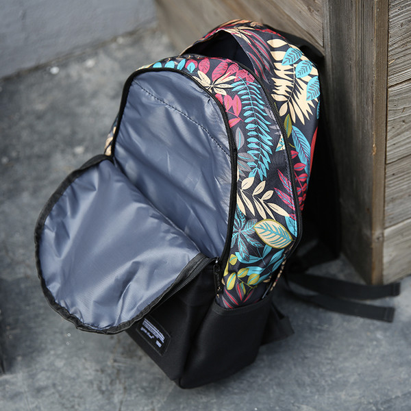 Moдерна мъжка раница в черен цвят с флорални мотиви