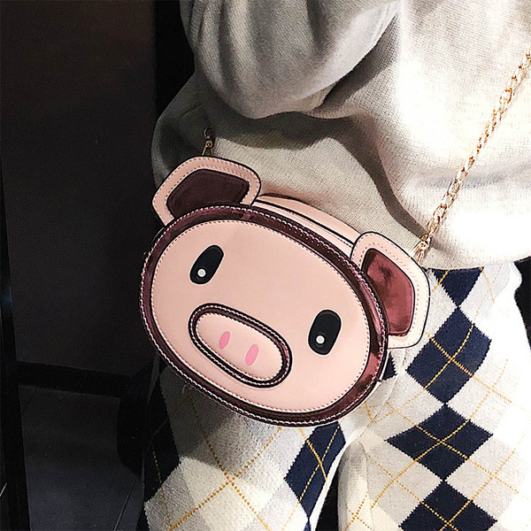 Актуална дамска чанта с 3D- елемент и метална дръжка в два  цвята 