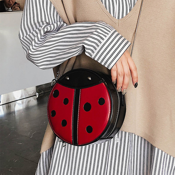 Ежедневна дамска чанта с метална дръжка в кръгла форма 