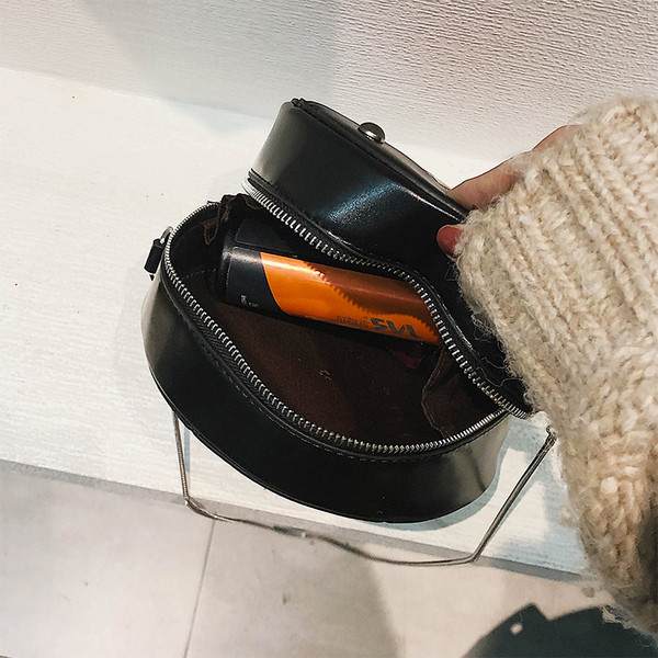 Ежедневна дамска чанта с метална дръжка в кръгла форма 