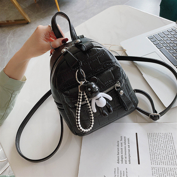 Стилна дамска раница от еко кожа с аксесоар в бял и черен цвят