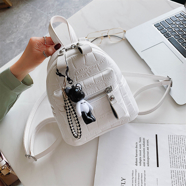 Стилна дамска раница от еко кожа с аксесоар в бял и черен цвят