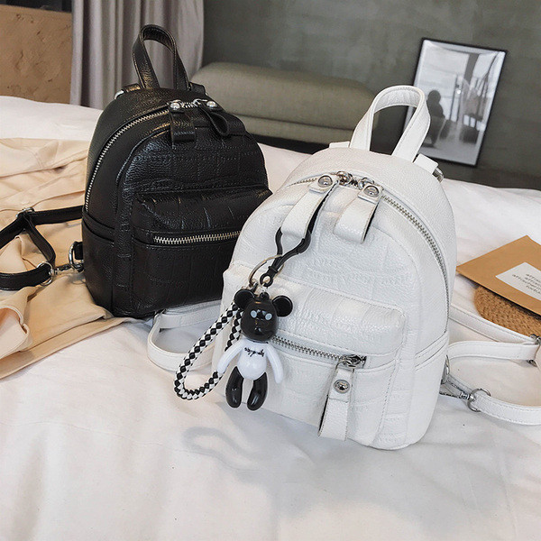 Стилна дамска раница от еко кожа с аксесоар в бял и черен цвят