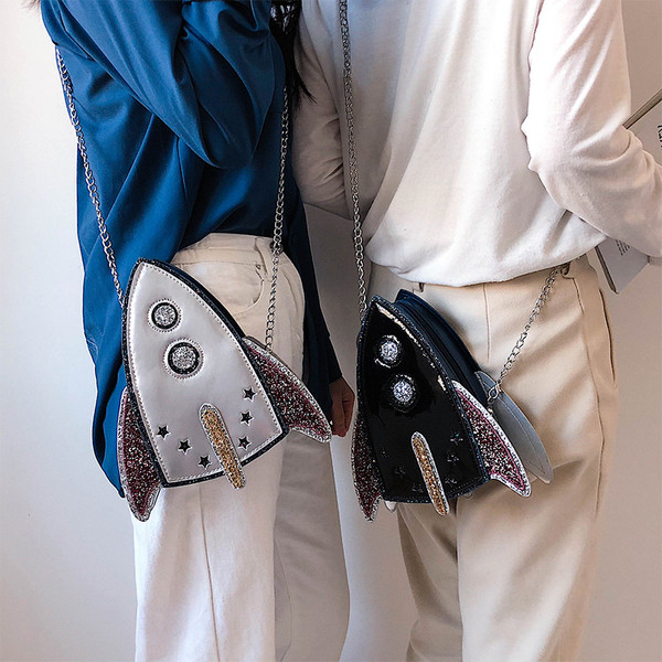 Нов модел дамска чанта с метална верижка и 3D-елемент в два цвята 