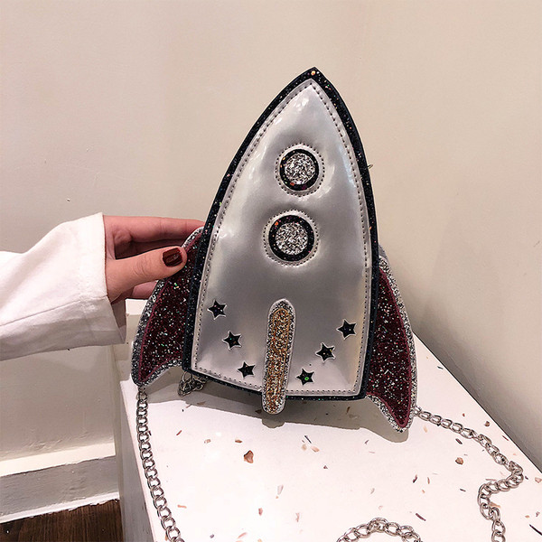 Нов модел дамска чанта с метална верижка и 3D-елемент в два цвята 