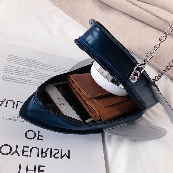 Нов модел дамска чанта с метална верижка и 3D-елемент в два цвята 