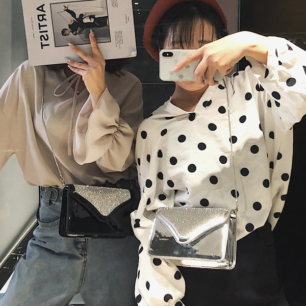 Стилна дамска чанта с лъскав ефект в два цвята 