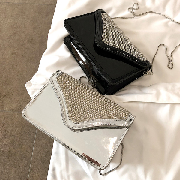 Стилна дамска чанта с лъскав ефект в два цвята 