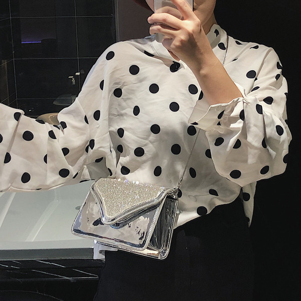 Стилна дамска чанта с лъскав ефект в два цвята 