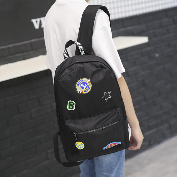 Aктуална мъжка раница с емблеми в черен цвят