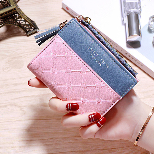 Модерен дамски портфейл в няколко цвята с пискюл