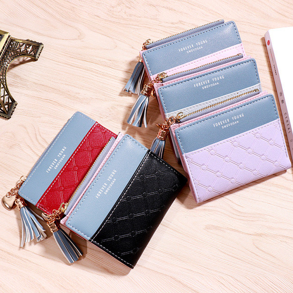 Модерен дамски портфейл в няколко цвята с пискюл