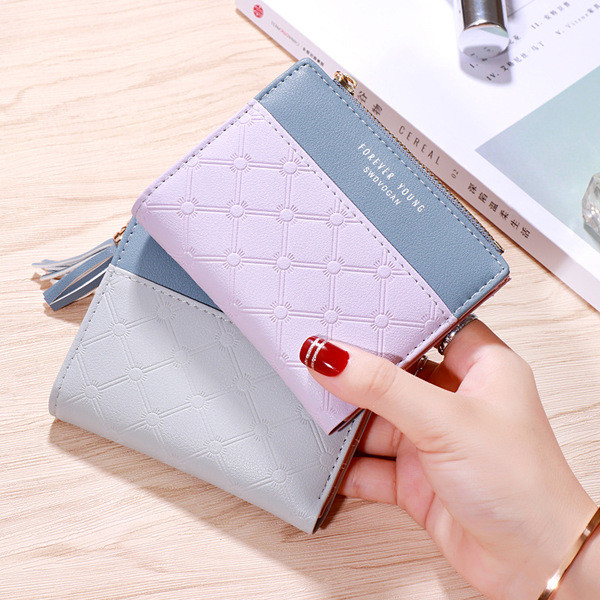 Модерен дамски портфейл в няколко цвята с пискюл