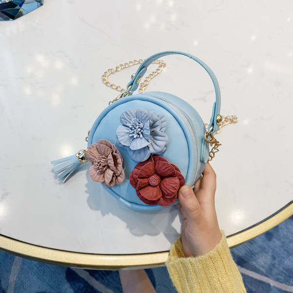 Модерна дамска чанта в кръгла форма и 3D елемент цветя