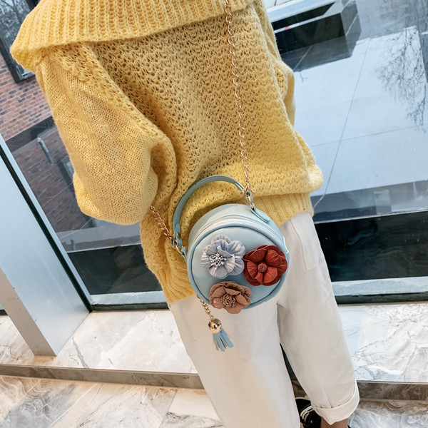 Модерна дамска чанта в кръгла форма и 3D елемент цветя