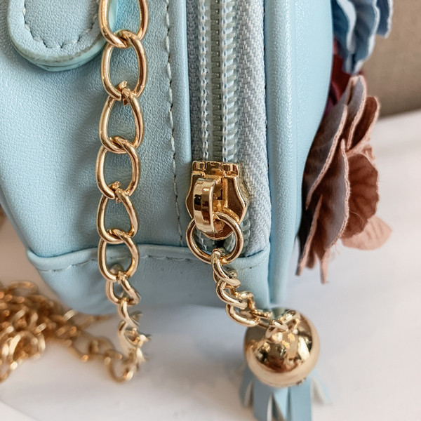 Модерна дамска чанта в кръгла форма и 3D елемент цветя