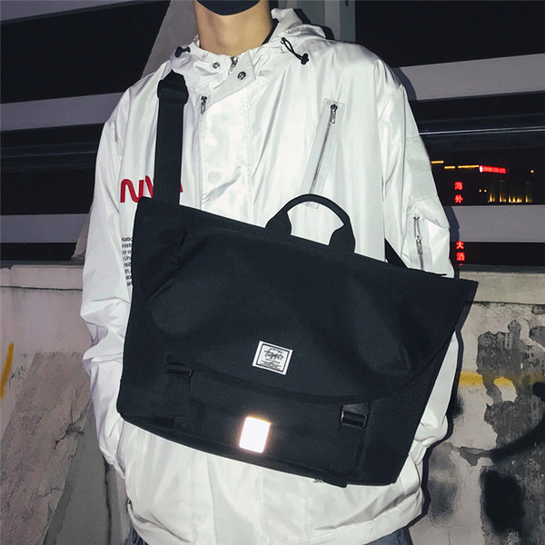 Ανδρική τσάντα με έμβλημα σε μαύρο και γκρι χρώμα