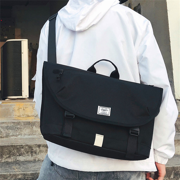 Ανδρική τσάντα με έμβλημα σε μαύρο και γκρι χρώμα