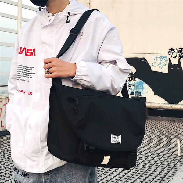 Ανδρική τσάντα με έμβλημα σε μαύρο και γκρι χρώμα