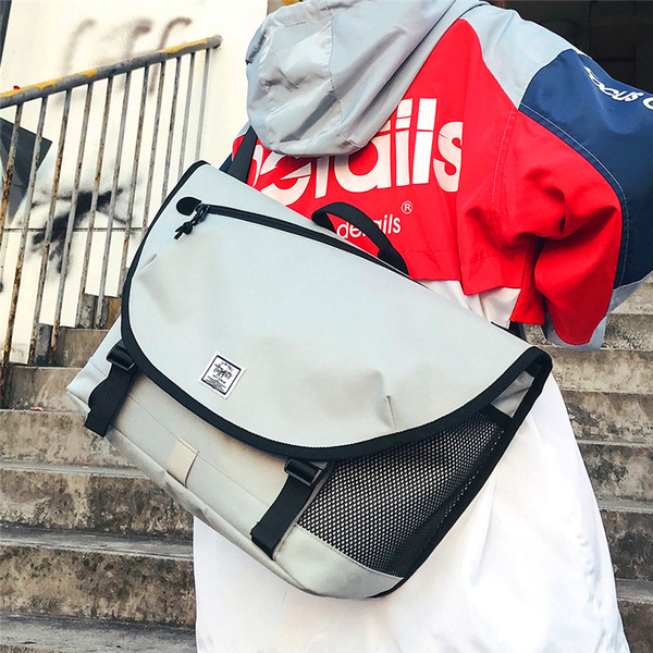 Ανδρική τσάντα με έμβλημα σε μαύρο και γκρι χρώμα