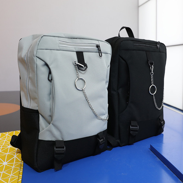 Κομψό ανδρικό σακίδιο σε δύο χρώματα με μεταλλική αλυσίδα