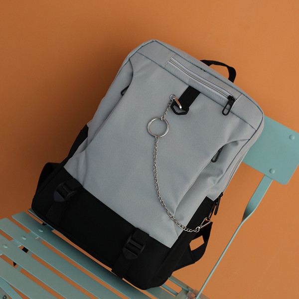 Κομψό ανδρικό σακίδιο σε δύο χρώματα με μεταλλική αλυσίδα