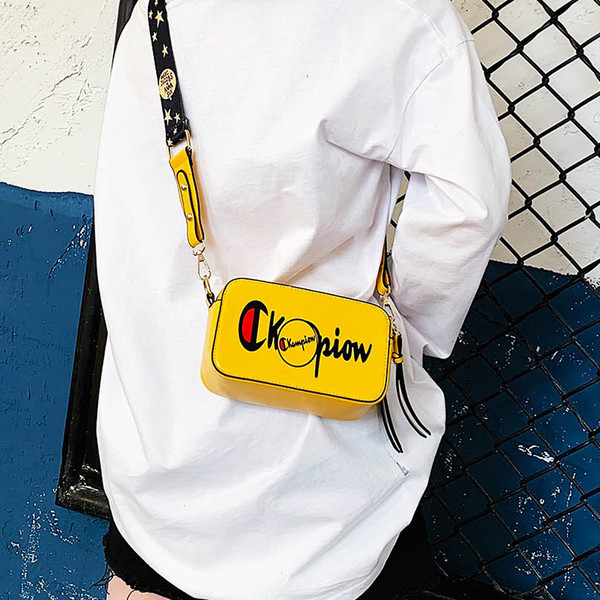 Καθημερινή γυναικεία τσάντα με μεγάλη λαβή και πολύχρωμη επιγραφή