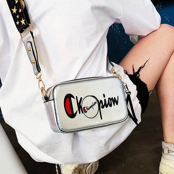 Καθημερινή γυναικεία τσάντα με μεγάλη λαβή και πολύχρωμη επιγραφή