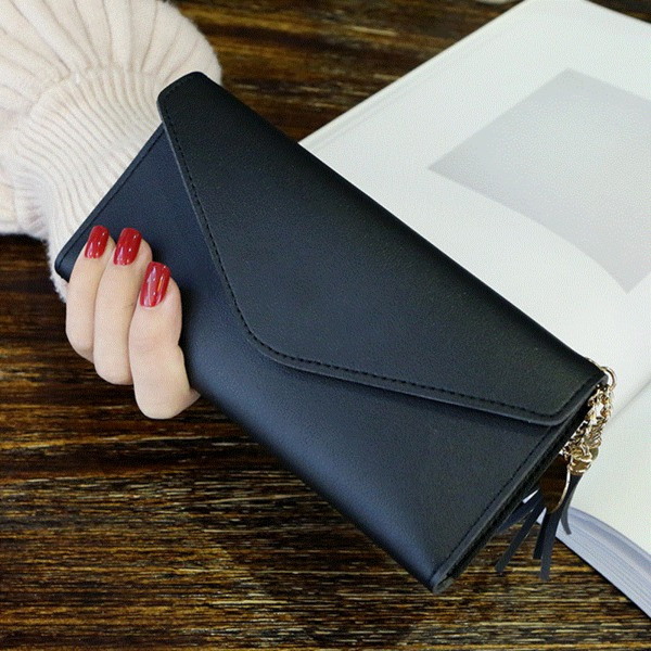 Γυναικείο μοντέρνο πορτοφόλι σε διάφορα χρώματα με φούντα και μεταλλική διακόσμηση