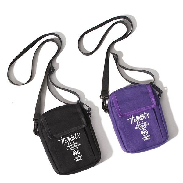 Ανδρική καθημερινή τσάντα με επιγραφές σε διαφορετικά χρώματα