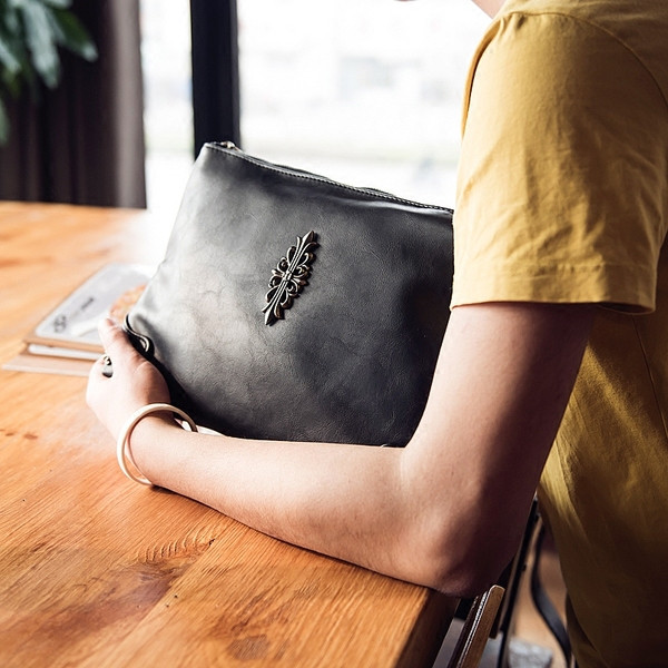 Ανδρική έκο δερμάτινη τσάντα με μεταλλικά στοιχεία σε δύο χρώματα