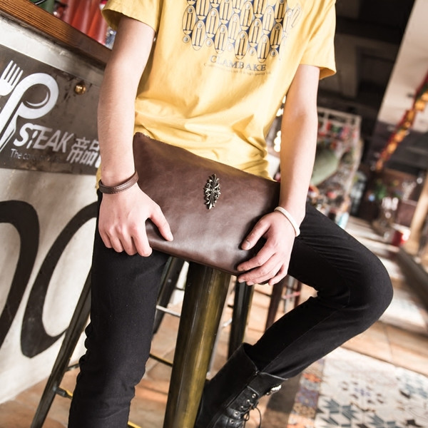 Ανδρική έκο δερμάτινη τσάντα με μεταλλικά στοιχεία σε δύο χρώματα