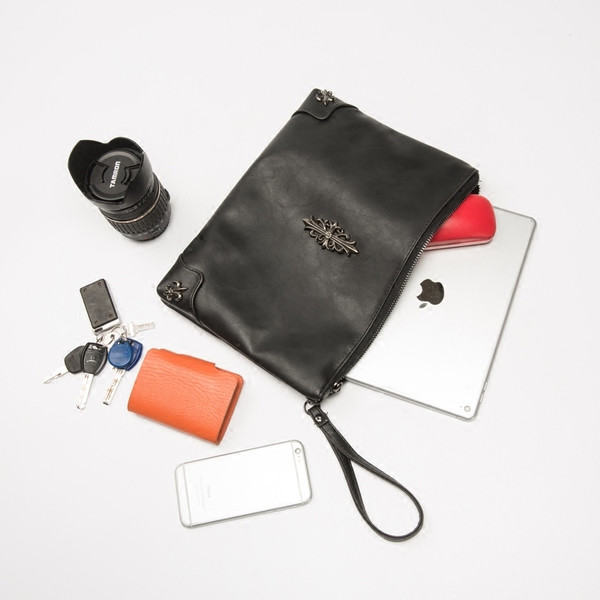 Ανδρική έκο δερμάτινη τσάντα με μεταλλικά στοιχεία σε δύο χρώματα