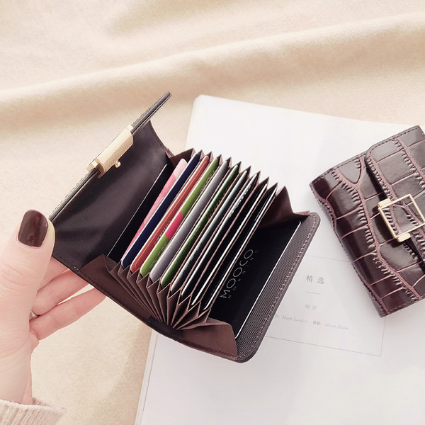 Κομψό γυναικείο πορτοφόλι με μεταλλικό κούμπομα