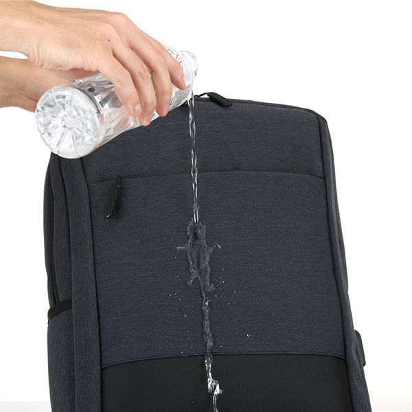 Μοντέρνο ανδρικό σακίδιο σε τρία χρώματα με επιγραφή