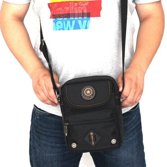 Μοντέρνη τσάντα ανδρών με έγχρωμο έμβλημα