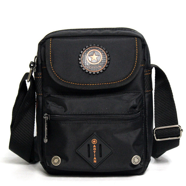 Μοντέρνη τσάντα ανδρών με έγχρωμο έμβλημα