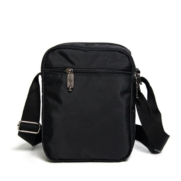 Μοντέρνη τσάντα ανδρών με έγχρωμο έμβλημα