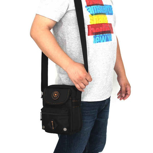 Μοντέρνη τσάντα ανδρών με έγχρωμο έμβλημα