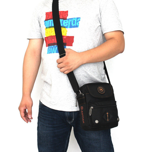 Μοντέρνη τσάντα ανδρών με έγχρωμο έμβλημα