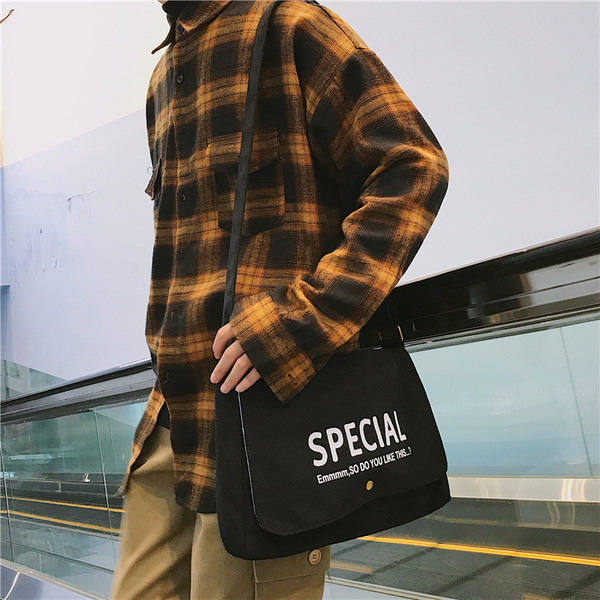 Ανδρική καθημερινή τσάντα με επιγραφές σε διάφορα χρώματα