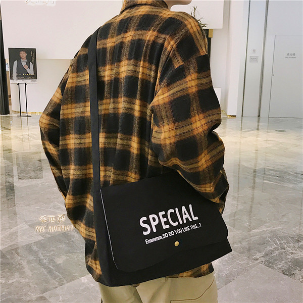 Ανδρική καθημερινή τσάντα με επιγραφές σε διάφορα χρώματα