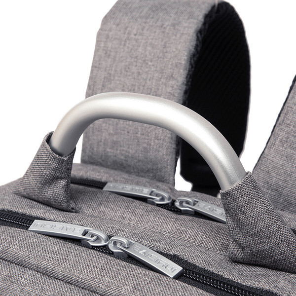 Σακίδιο ανδρών σε διάφορα χρώματα με μεταλλική λαβή