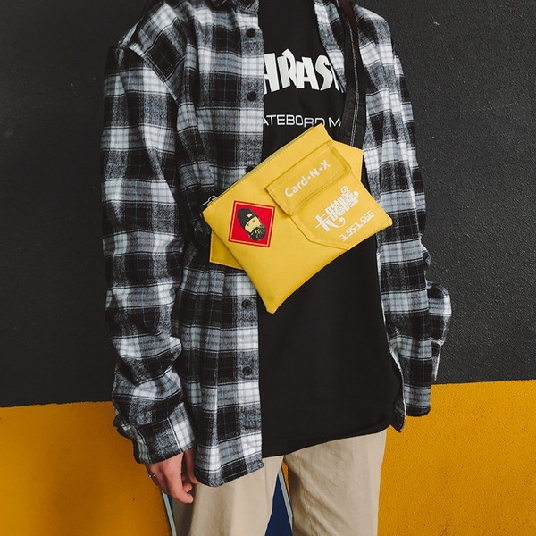 Casual τσάντα ανδρών με επιγραφές σε μαύρο και κίτρινο χρώμα