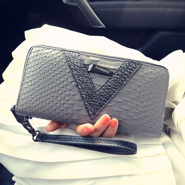 Μοντέρνο γυναικείο πορτοφόλι με ελαστικό δερμάτινο λουράκι σε δύο χρώματα