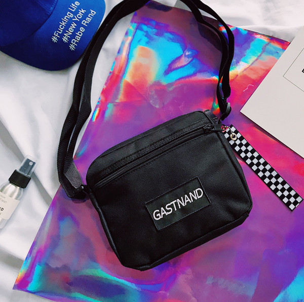 Μοντέρνα τσάντα ανδρών με επιγραφή δύο χρωμάτων