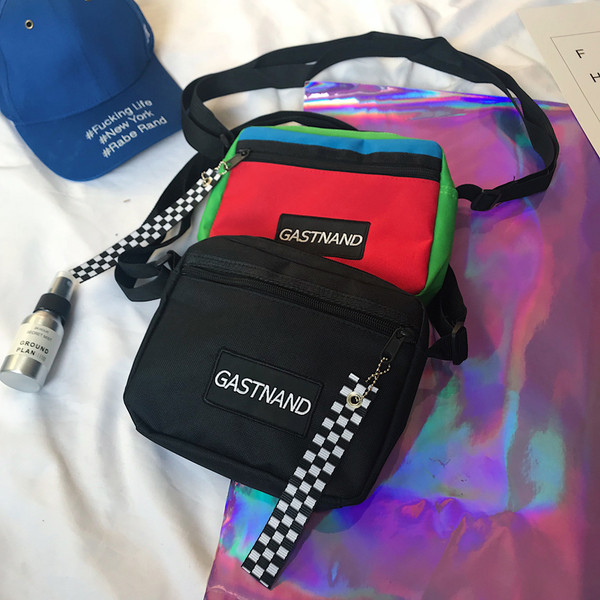 Μοντέρνα τσάντα ανδρών με επιγραφή δύο χρωμάτων