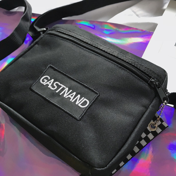 Μοντέρνα τσάντα ανδρών με επιγραφή δύο χρωμάτων