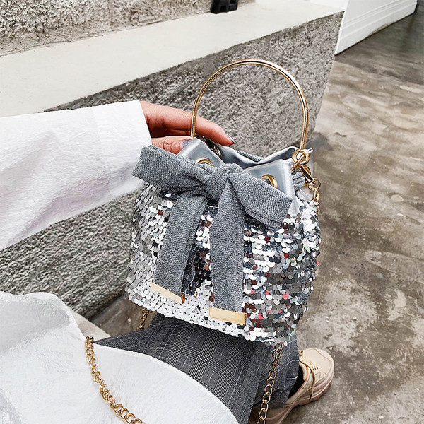 Ζεύγος γυναικείας τσάντας με μεταλλική λαβή σε διάφορα χρώματα